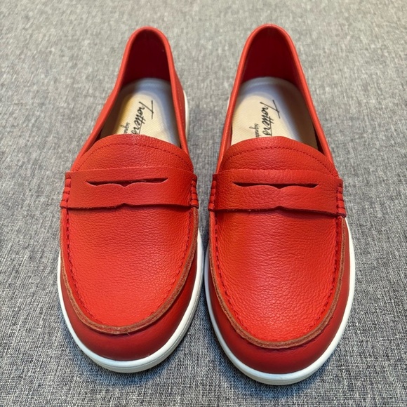Trotters Women's Dina Loafer - Picture 1 of 7